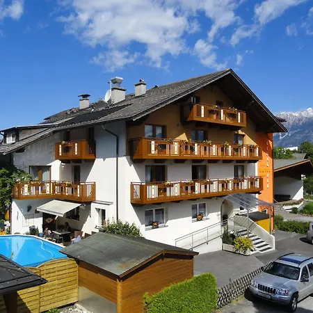 Glungezer לינה וארוחת בוקר 3*