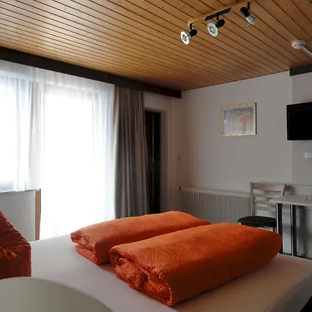 לינה וארוחת בוקר Glungezer 3*